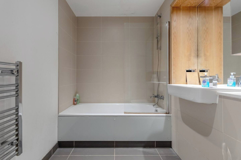 Bathroom 2, Sleek & Sunny 1BD Flat Near Greenwhich - Deptford!, London