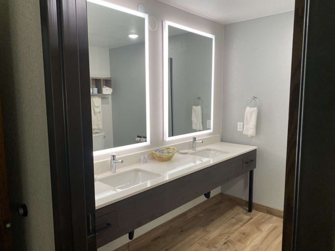 Bathroom 4, Best Western Lake Lucille Inn, Matanuska-Susitna