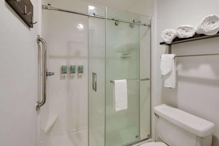 Bathroom 4, Best Western La Place Inn, Saint John the Baptist