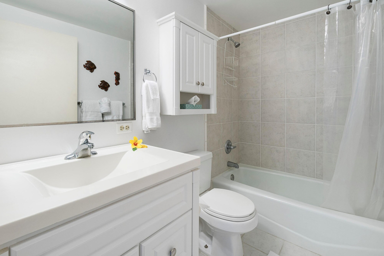 Bathroom, Kona Plaza#402, Hawaii