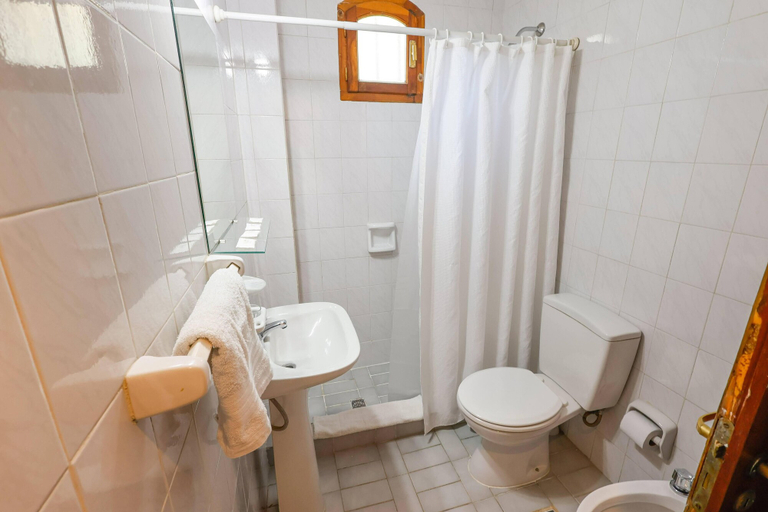 Bathroom 3, La Ponderosa Apart Hotel, Bariloche