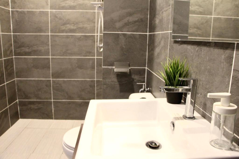 Bathroom 7