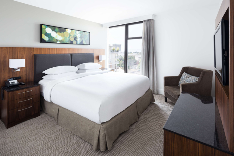 Bedroom 2, DoubleTree by Hilton Hotel & Suites Victoria, Capital