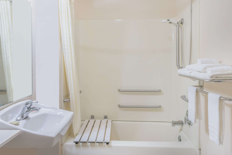 Bathroom 4, Super 8 by Wyndham Salina, Saline