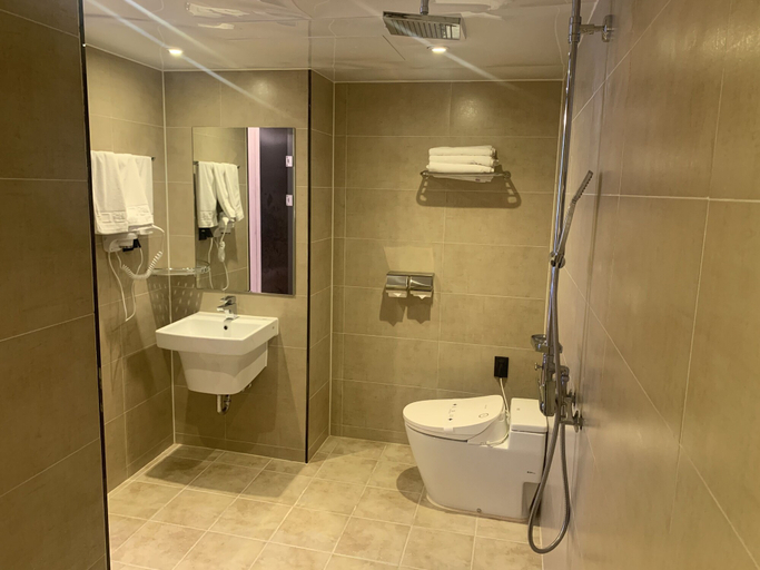 Bathroom 5, New Grand Hotel, Jinju