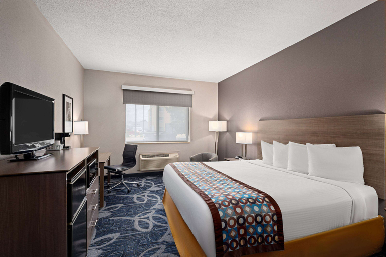 Bedroom 3, Baymont by Wyndham Waterloo, Black Hawk