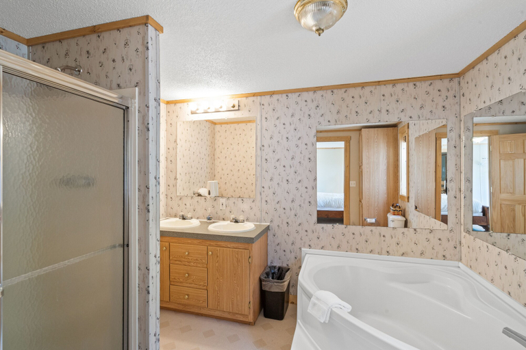 Bathroom 3, Alpine 3, Gallatin