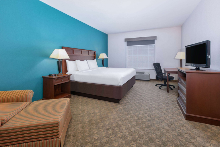 Bedroom 4, Baymont Inn & Suites by Wyndham Glen Rose, Somervell