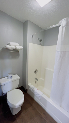 Bathroom 4, Days Inn by Wyndham Great Lakes Naval Base, Lake
