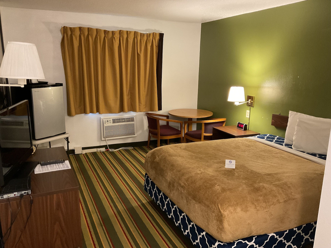 Bedroom 4, Budget Host Inn Buffalo, Wright