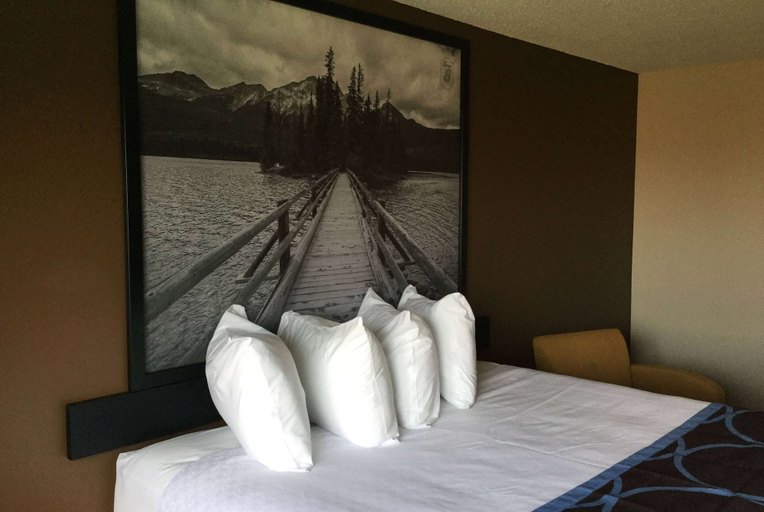 Bedroom 3, Super 8 by Wyndham Spruce Grove, Division No. 11