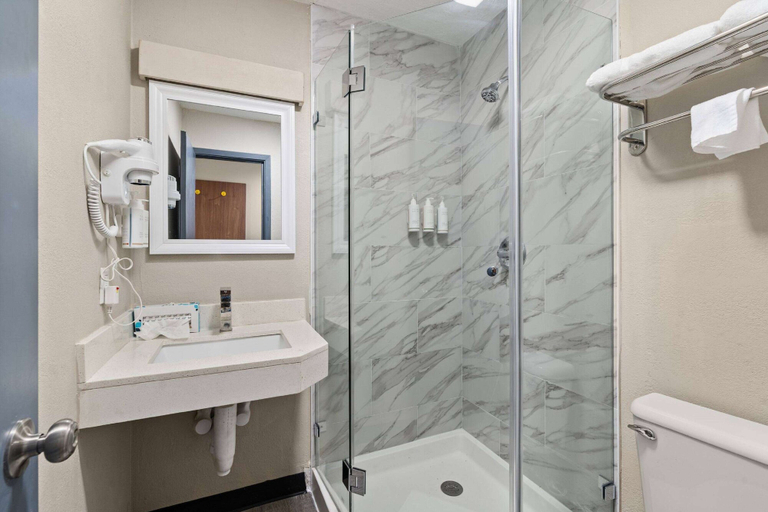 Bathroom 5, Days Inn by Wyndham Albuquerque I-25, Bernalillo