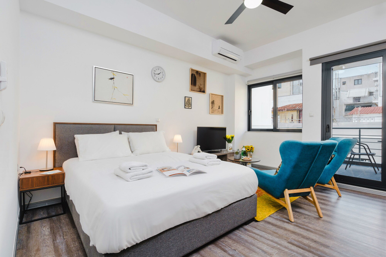 Bedroom 4, Sanders Home Suites - Charming Downtown Studio, Attica