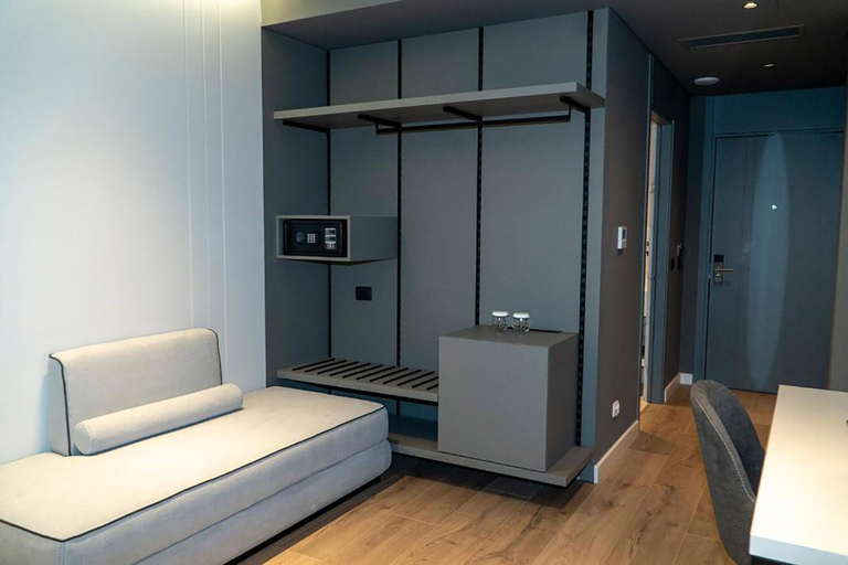 Others 5, Center Hotel, Sarandës