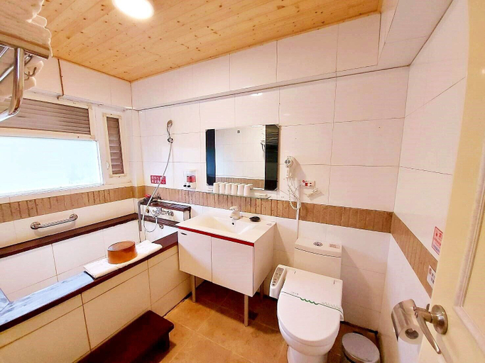 Bathroom 4, Yanmin Hot Spring Resort, Taipei City