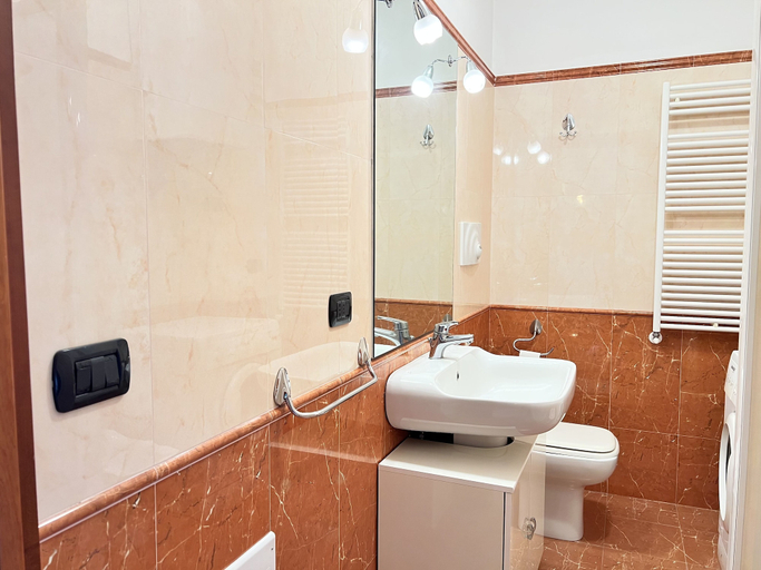 Bathroom 5, Provenzano Studios, Siena
