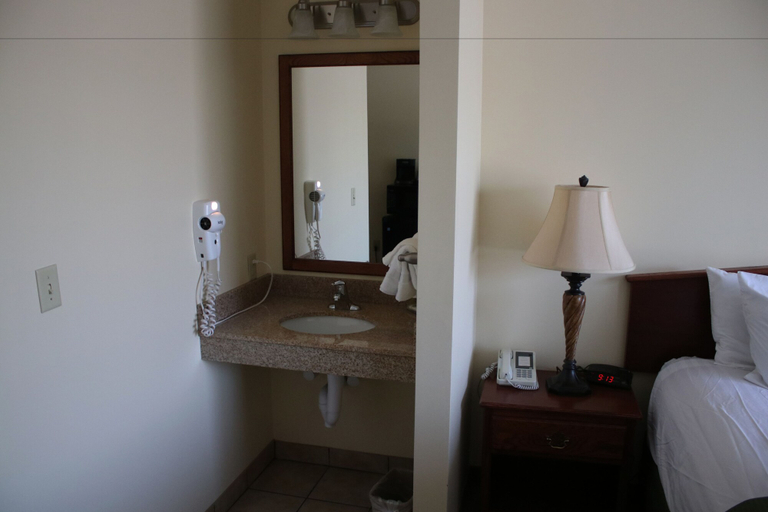 Bedroom 3, Edgewood Hotel & Suites, Jefferson