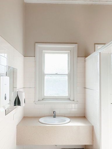 Bathroom 3, Central Hotel Stroud, Great Lakes