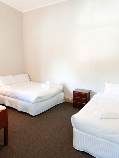 Bedroom 2, Central Hotel Stroud, Great Lakes