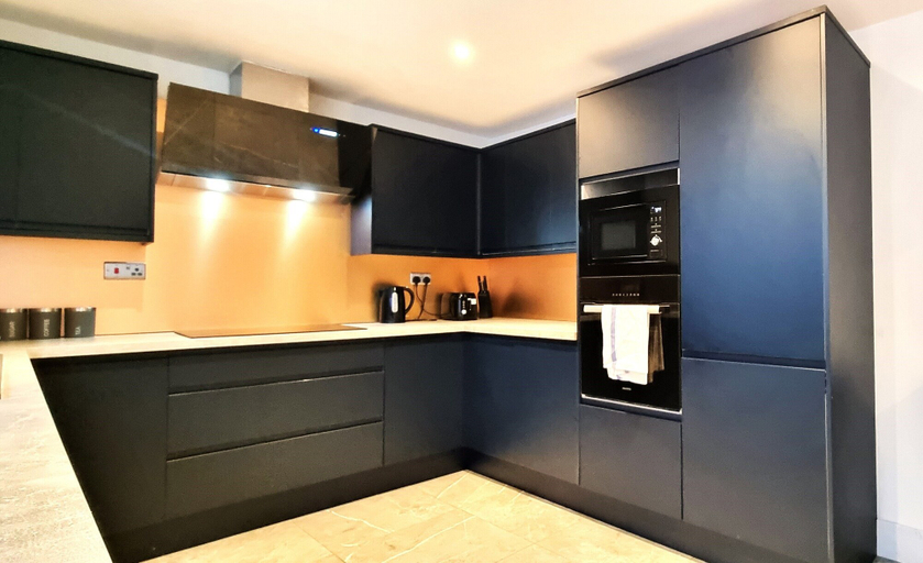 Others 5, Modern 6 Bedroom 4 Bath House w Parking, Swindon