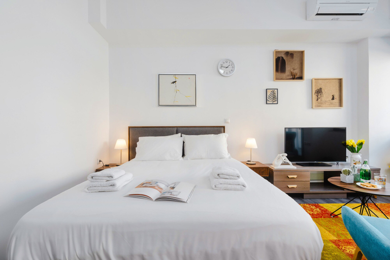 Bedroom 3, Sanders Home Suites - Charming Downtown Studio, Attica