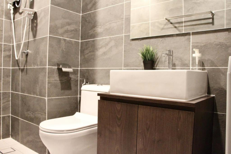 Bathroom 14