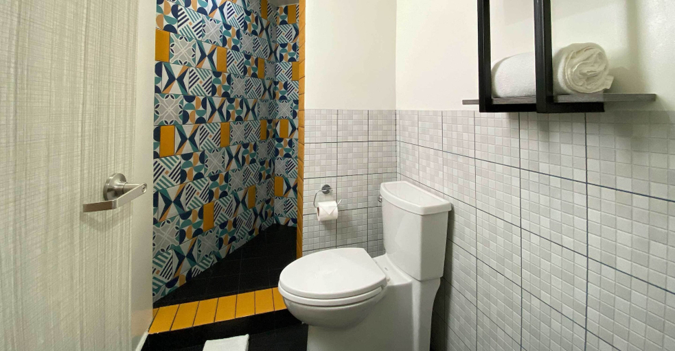 Bathroom 5, Hotel Estancias VIVE MX Cuauhtemoc, Trademark by Wyndham, Mexico City