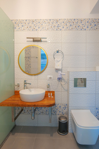 Bathroom 5, Oceanic Overview Suites, Sarandës