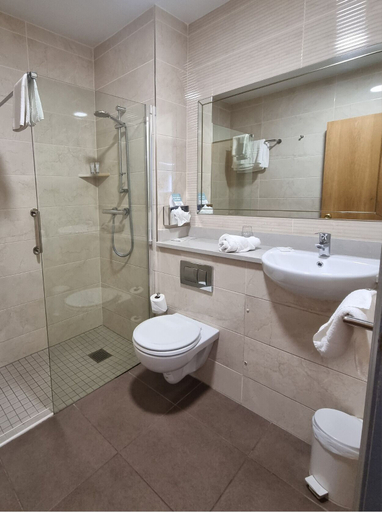Bathroom 5, Allingham Arms Hotel