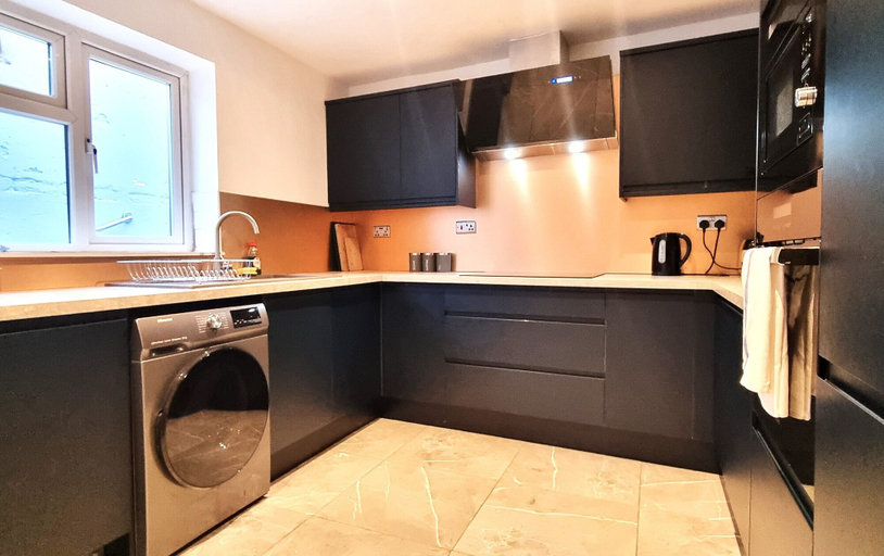 Others 4, Modern 6 Bedroom 4 Bath House w Parking, Swindon
