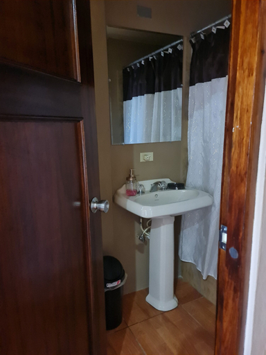 Bathroom 5, GM Suites Bed & Breakfast
