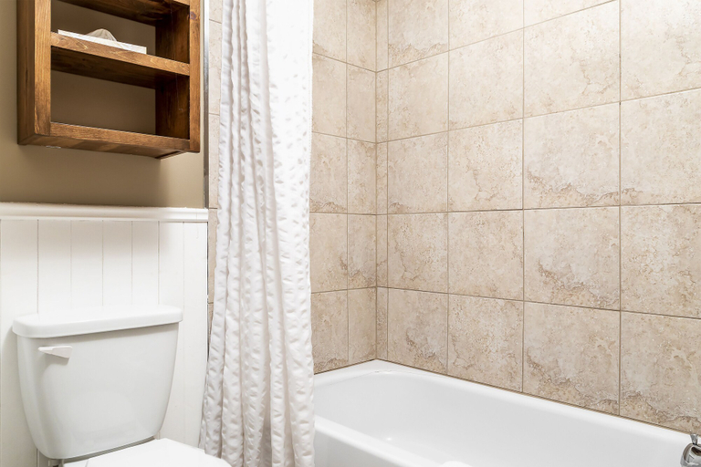 Bathroom 3, Hotel Ermitage, Communauté-Urbaine-de-Québec