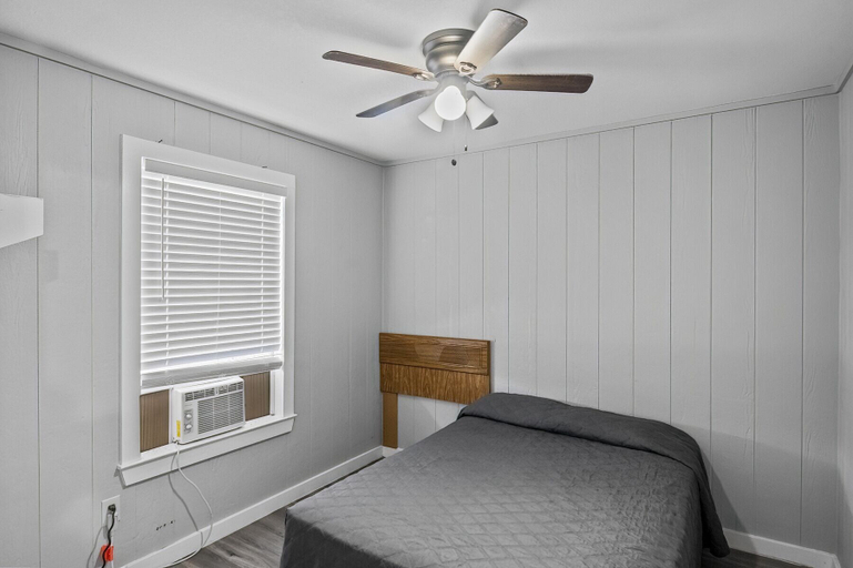 Bedroom 2, Axtons Bass City Lake Front Resort, Rains