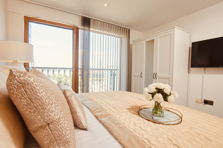 Bedroom 3, King Deluxe City Apt Large Balcony& Free Parking!, Leeds