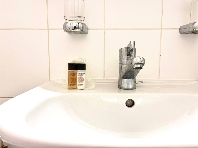 Bathroom 5, Devin, Genève