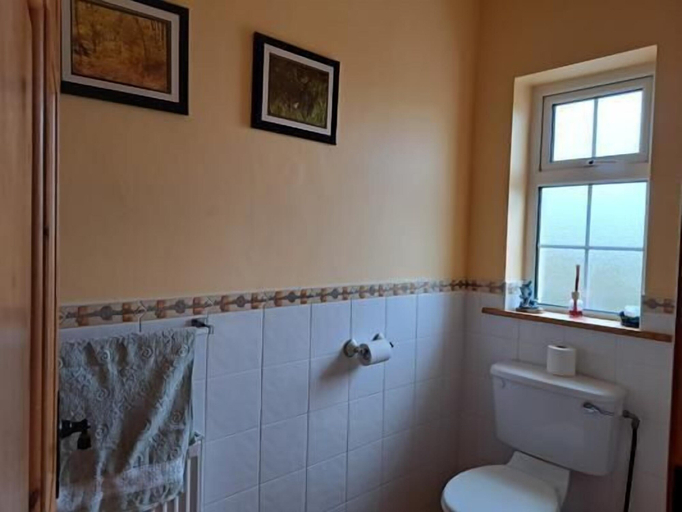 Bathroom, Spacious 6-bed House 10 Minutes From Knock Airport