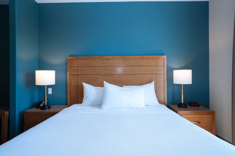 Bedroom 5, Sandman Hotel & Suites Squamish, Squamish-Lillooet