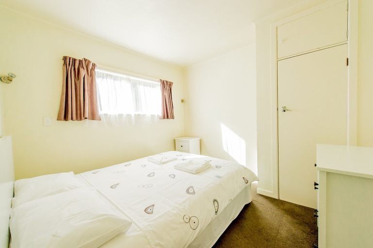 Bedroom 2, Touchwood Motor Inn, Waitakere