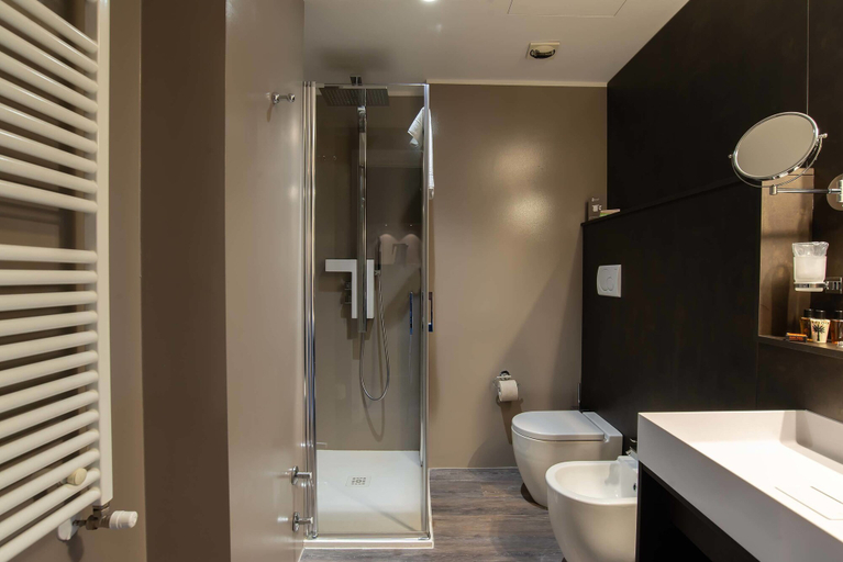 Bathroom 5, Maranello Palace, Modena