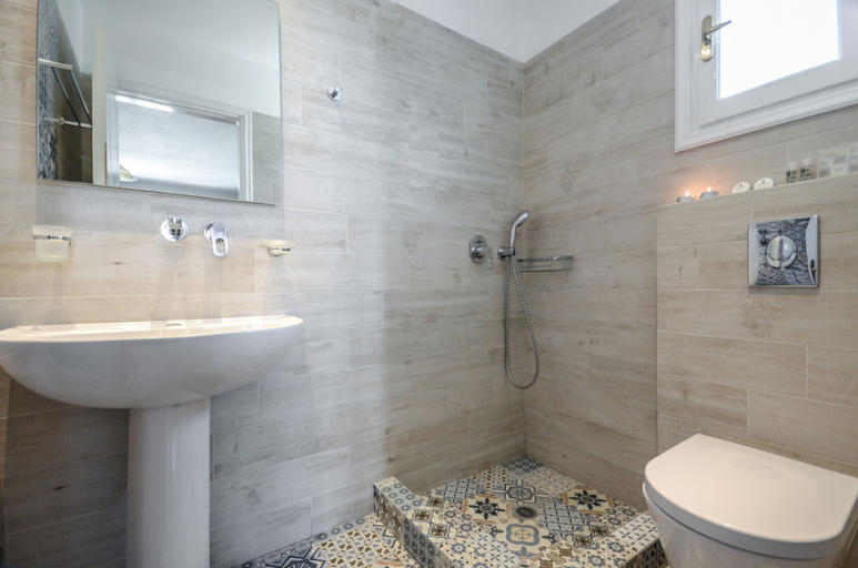 Bathroom 5, Summer Memories, South Aegean