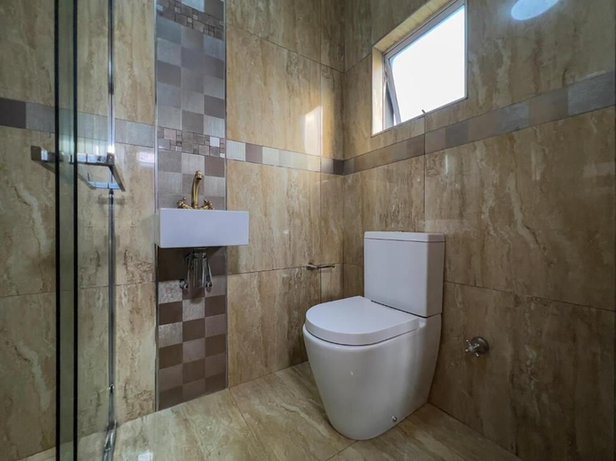Bathroom 3, Flagridge County Lodge, O.R.Tambo