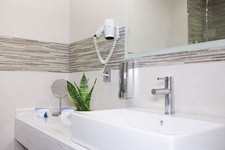 Bathroom 4, Hotel Castilla Torrijos, Toledo