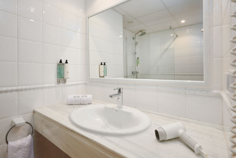Bathroom 5, Hotel Apartamentos Cala Santanyi, Baleares