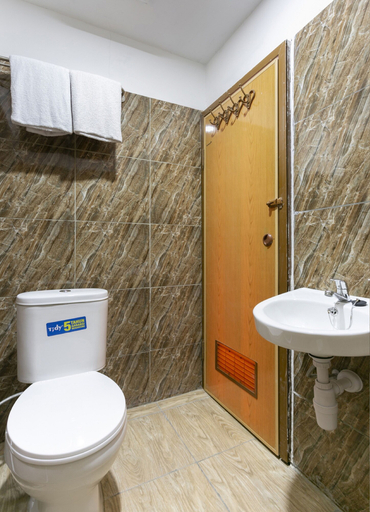Bathroom 3, Collection O 3130 D'Valley View, Bandung
