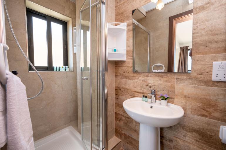 Bathroom, Islet Seafront Apartment Corner Terrace, Saint Paul's Bay
