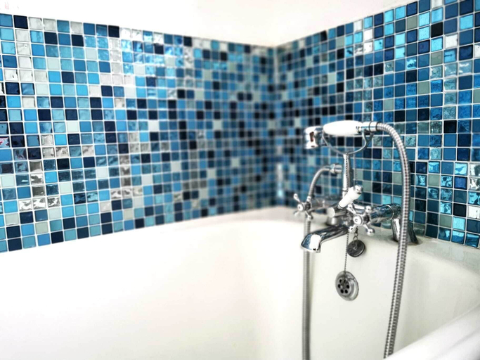 Bathroom, Beachcomber Seafront Pet Friendly Cottage, Denbighshire