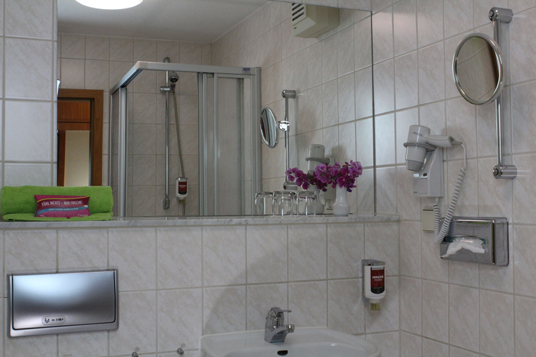 Bathroom 5, Hotel Weisser Schwan, Erfurt