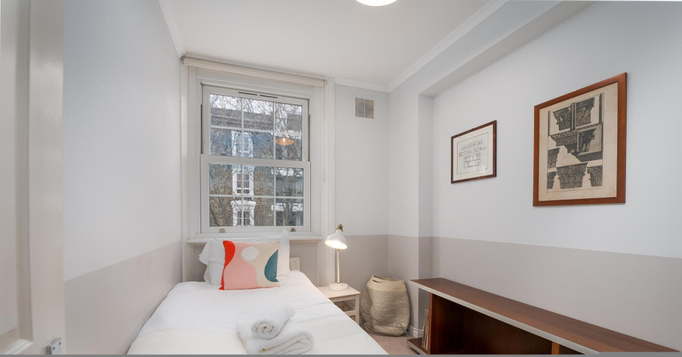 Room 5, Fantastic two Bedroom Apartment in Vibrant King s Cross by Underthedoormat, London