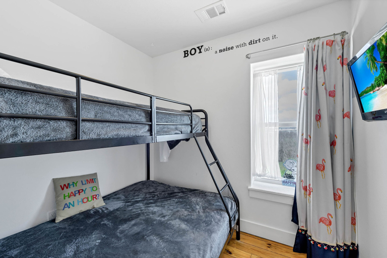 Bedroom 2, Birds of a Feather, Nueces