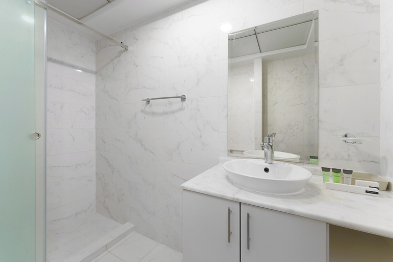 Bathroom 5, Marco Polo - Stylish & Spacious 2 BR with Marina + City Views, Dubai